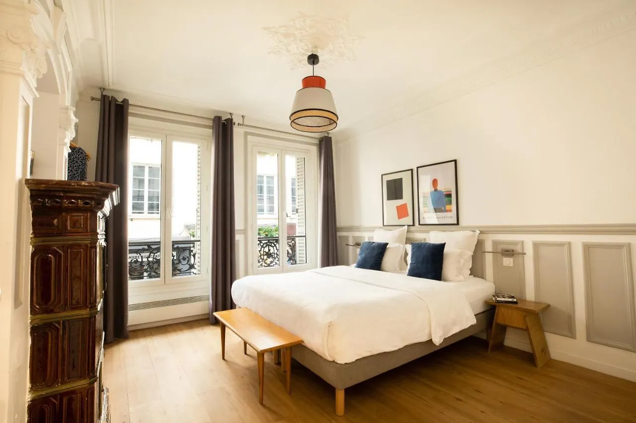 Edgar Suites Martyrs - Lebas Paris Apartment